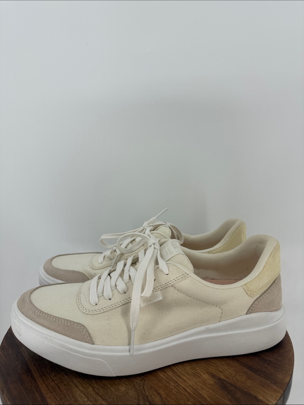 Kizik Women’s Size 8 Cream Beige Canvas Suede Sneakers Casual
